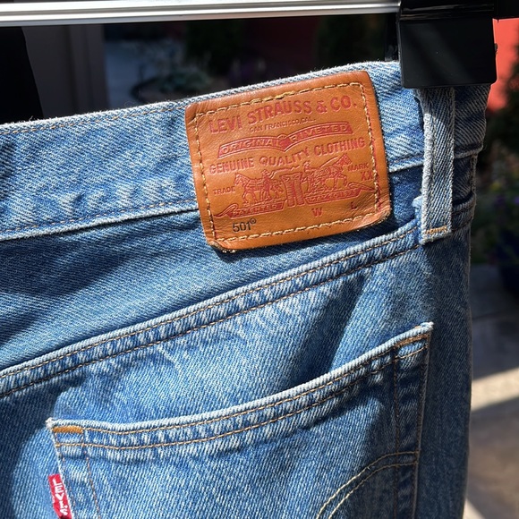 Red Tag Levi’s Distressed Boyfriend/Cigarette Jeans - Picture 2 of 7